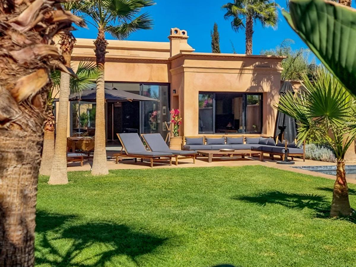Villa Avec Gouvernante Et 2 Piscines Dont Chauffee Dans Domaine Securise Marrakesh