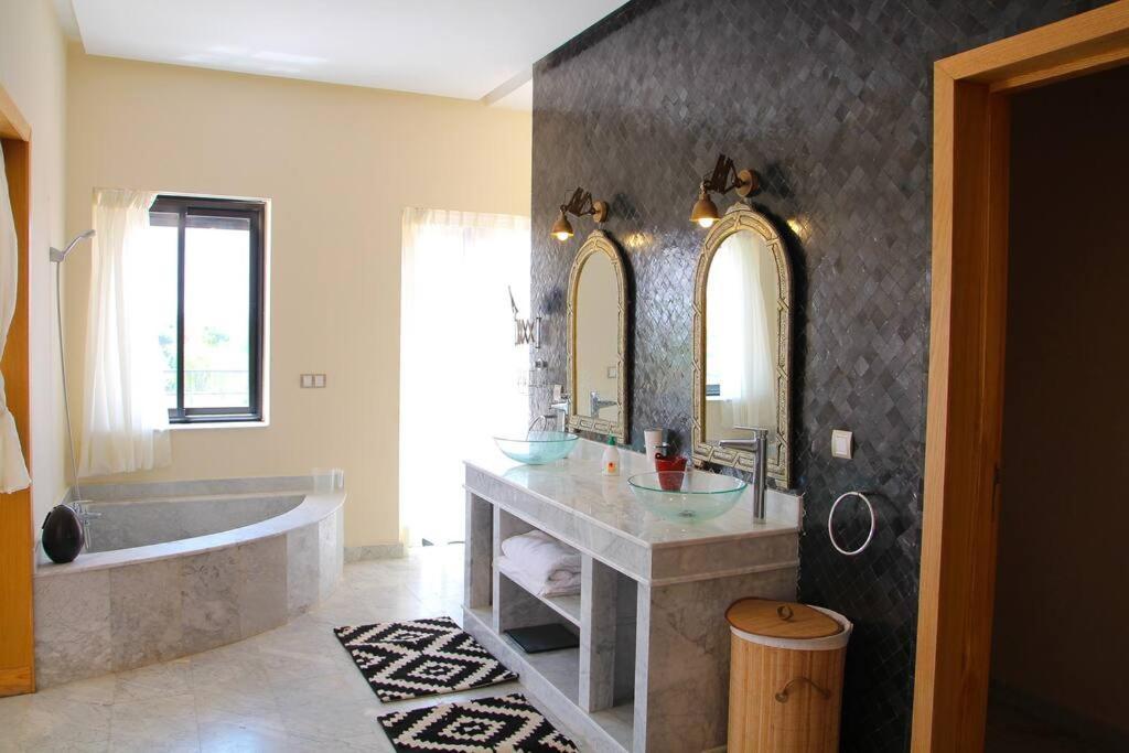Villa Dar Lalla Mhalla 975m2 5ch - Rt De Fes Marrakesh