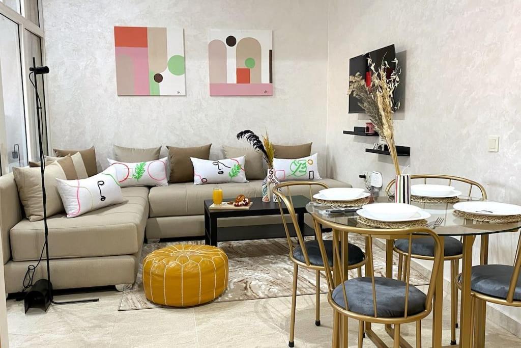 Charming Downtown For 8: Cozy Elegance In The Heart Of The