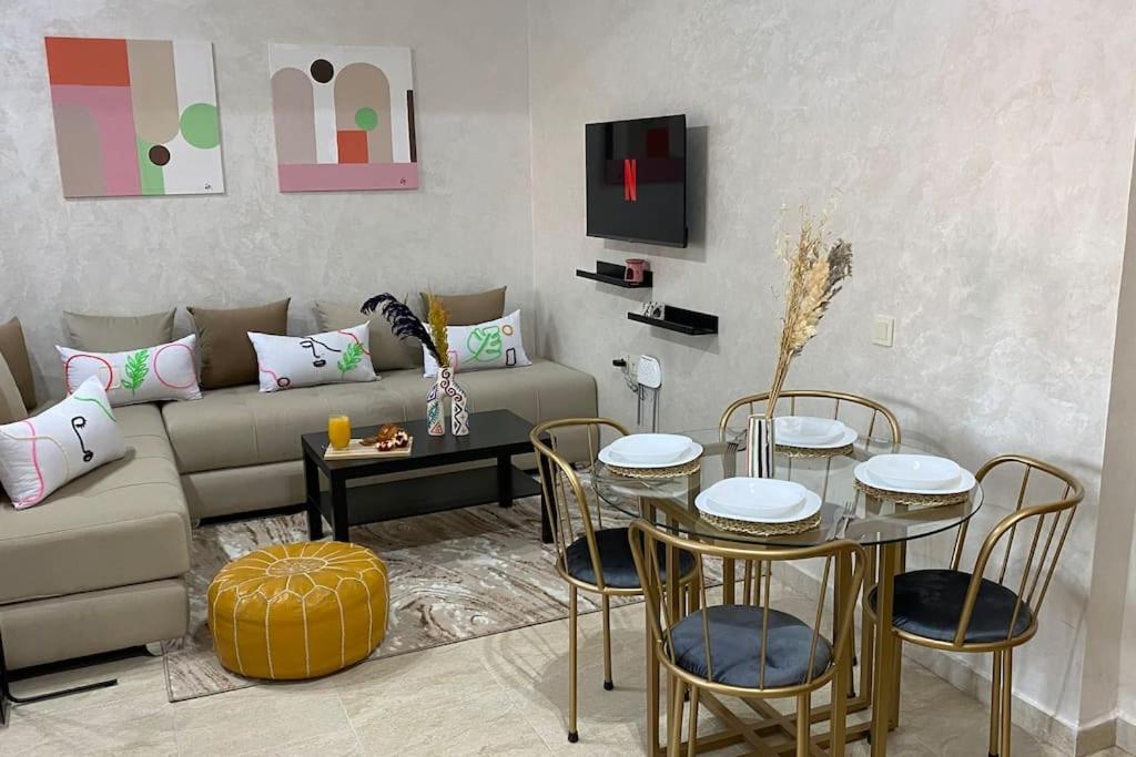 Charming Downtown For 8: Cozy Elegance In The Heart Of The