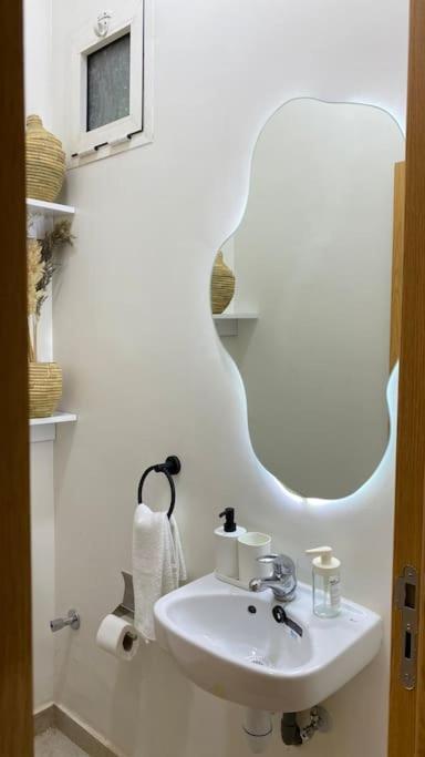 Charming Downtown For 8: Cozy Elegance In The Heart Of The
