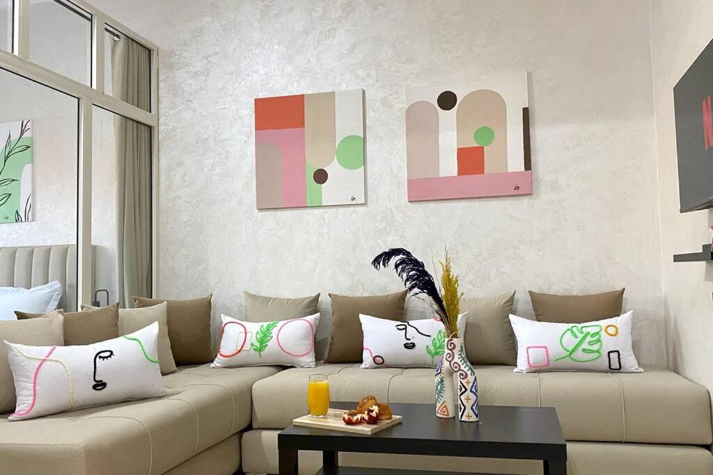 Charming Downtown For 8: Cozy Elegance In The Heart Of The
