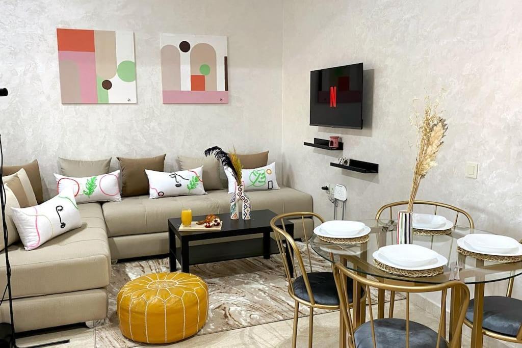 Charming Downtown For 8: Cozy Elegance In The Heart Of The