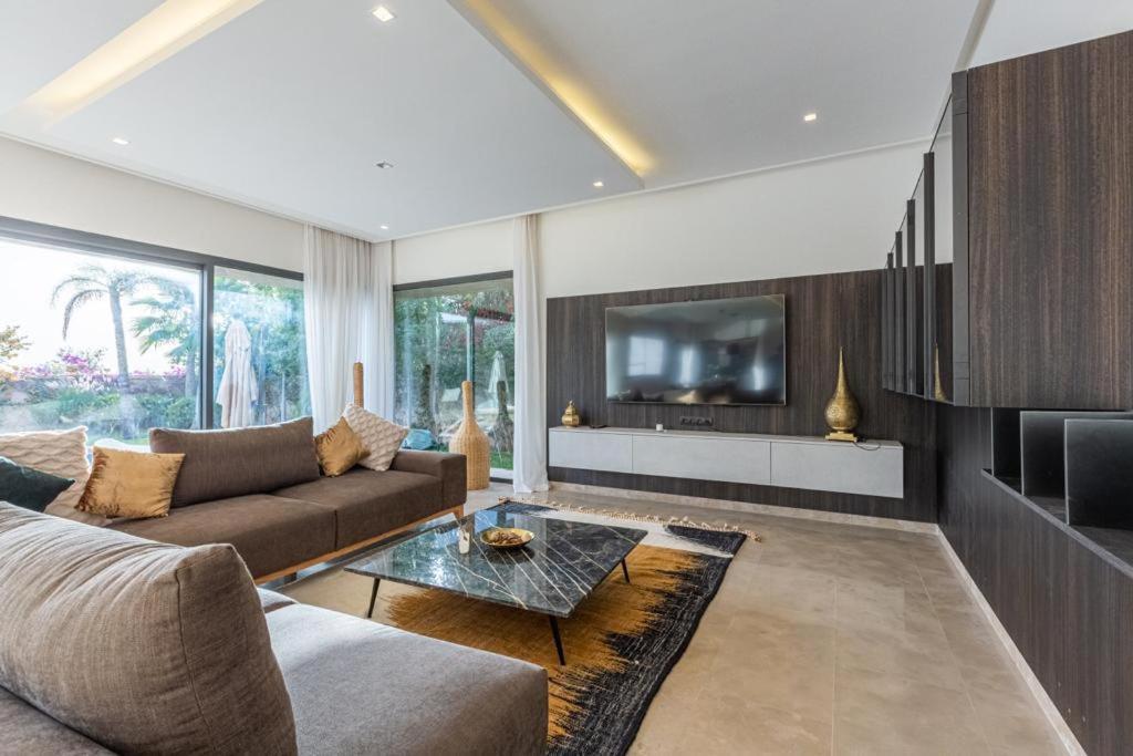 Villa J