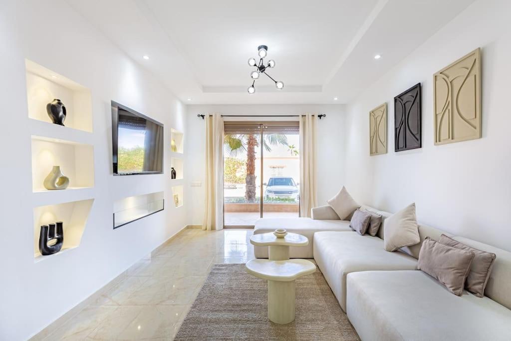 Privee, Piscine, Av M6 Apartment *