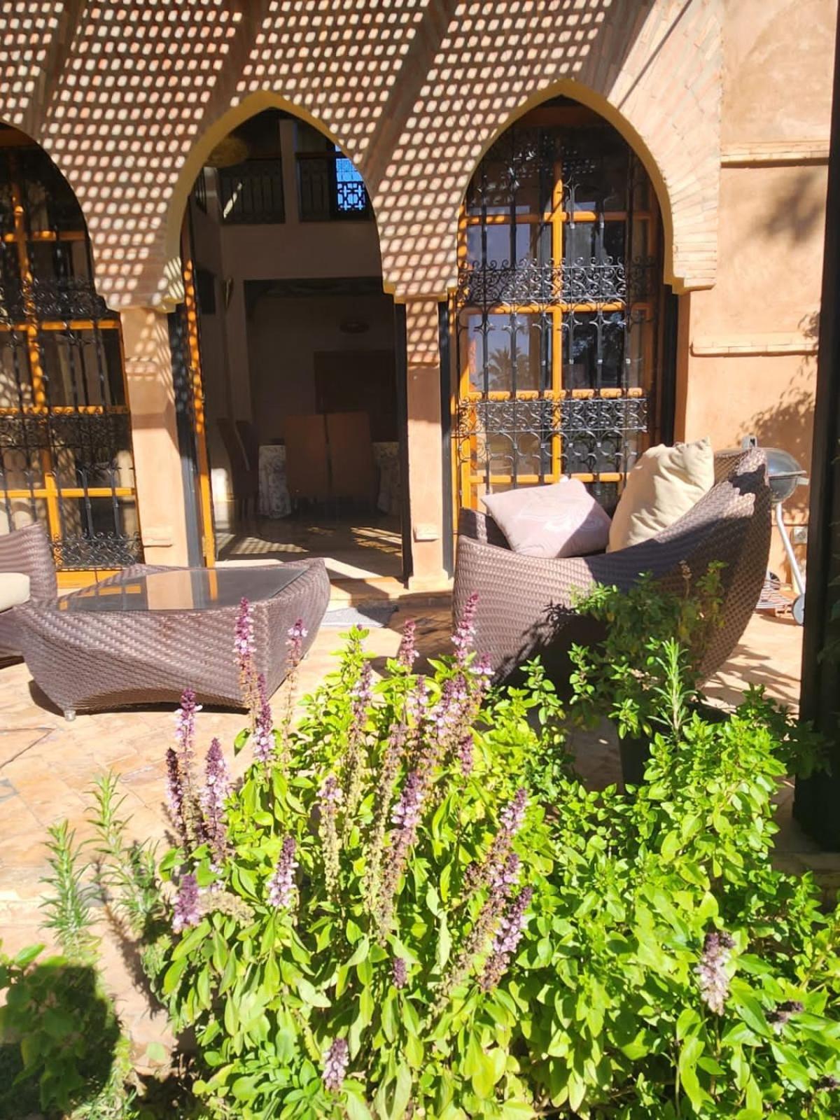 Charming Villa: Serenity And Style