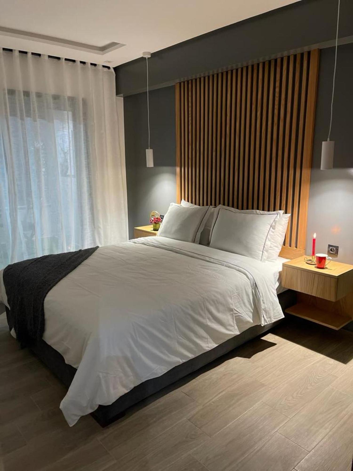 Royal King Bed W/pool