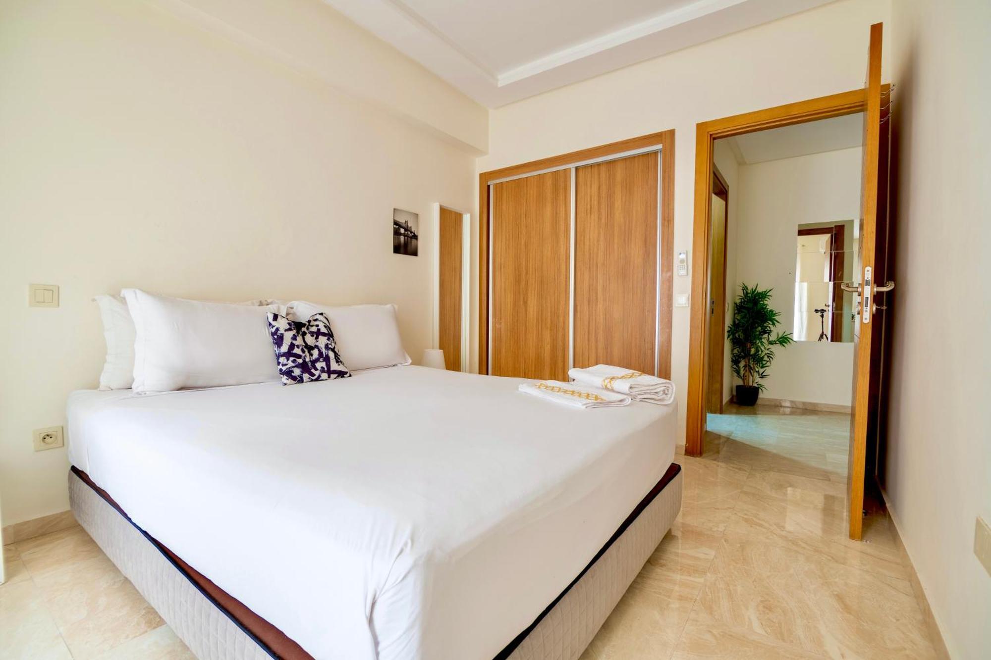 Luxurious King Bed W/pool. Well Centered. *