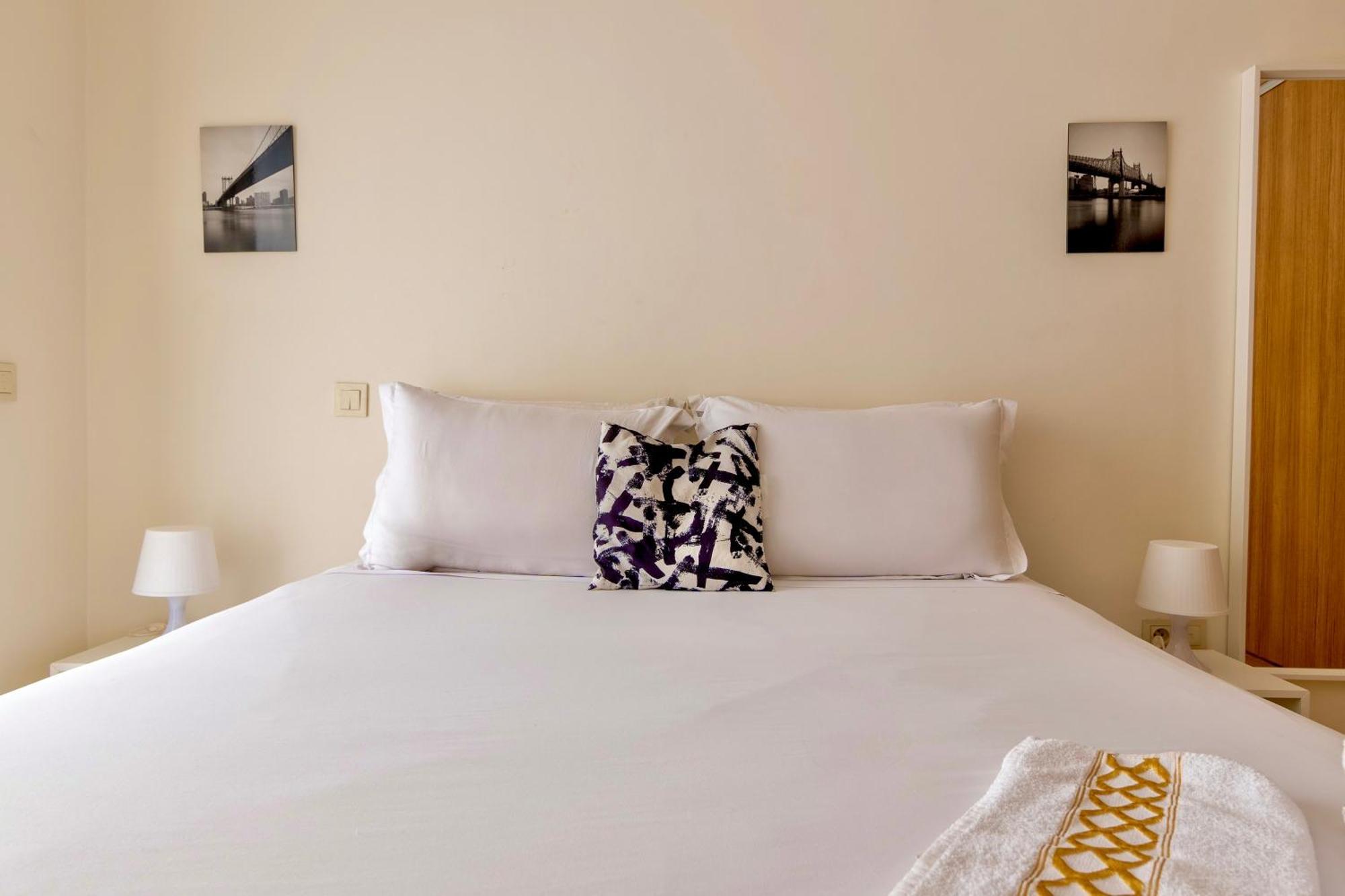 Luxurious King Bed W/pool. Well Centered.