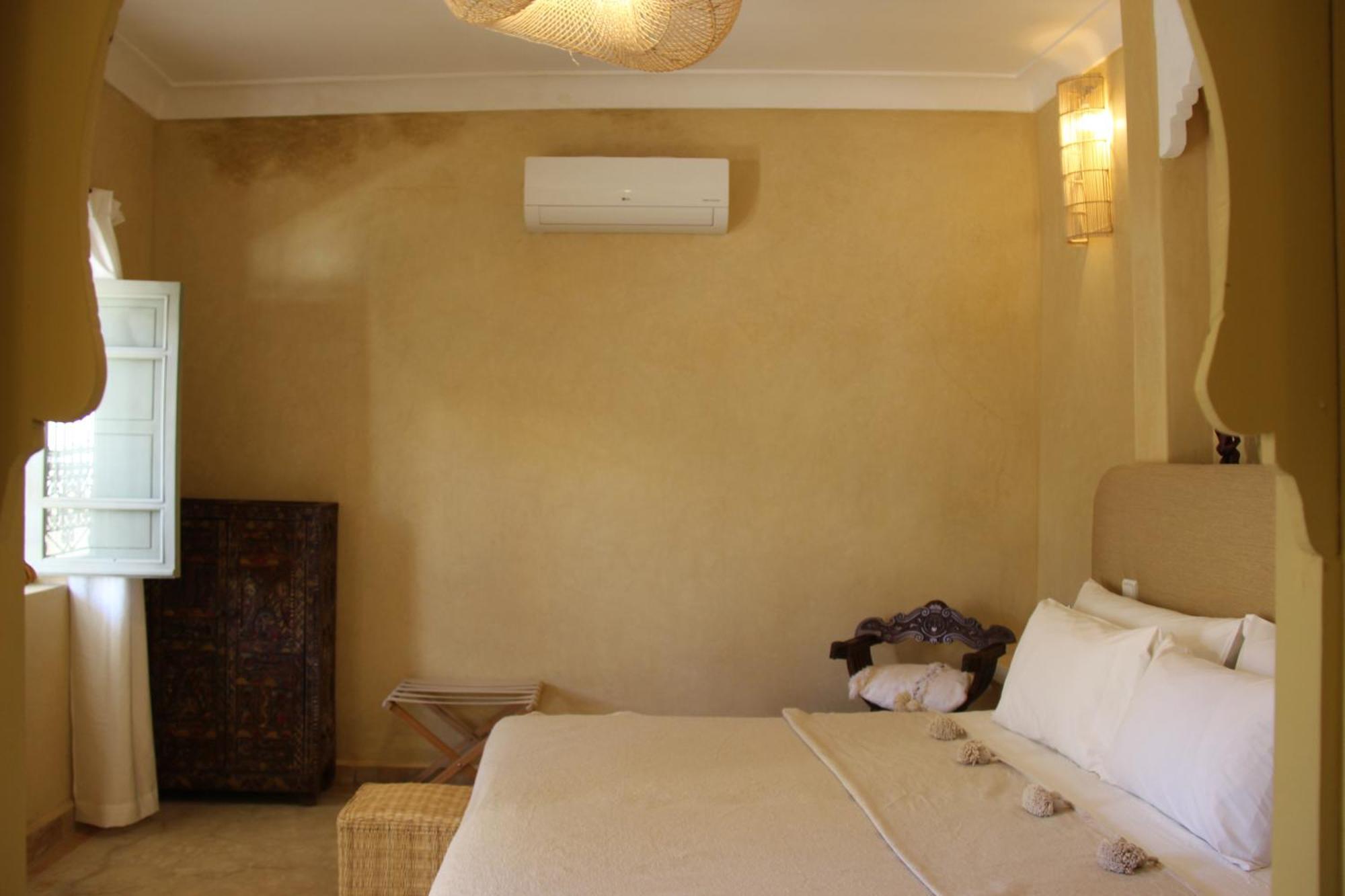 Emberiza Sahari 4*