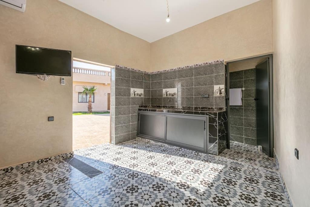 Leila,piscine , Grand Jardin, Jeux , Cuisiniere Marrakesh