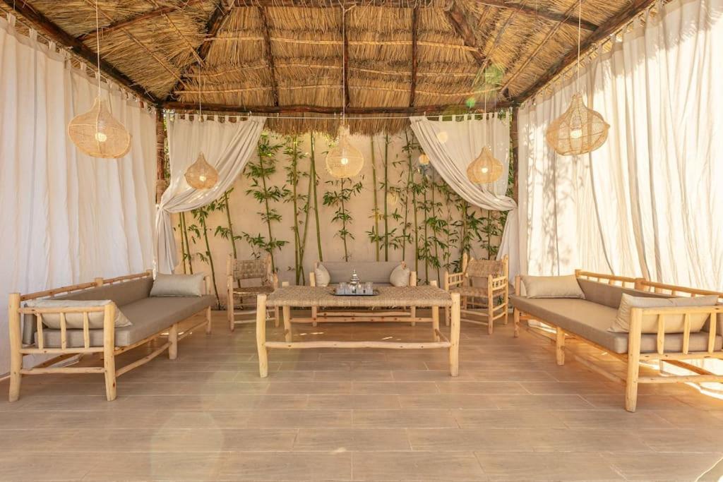 Leila,piscine , Grand Jardin, Jeux , Cuisiniere Villa *