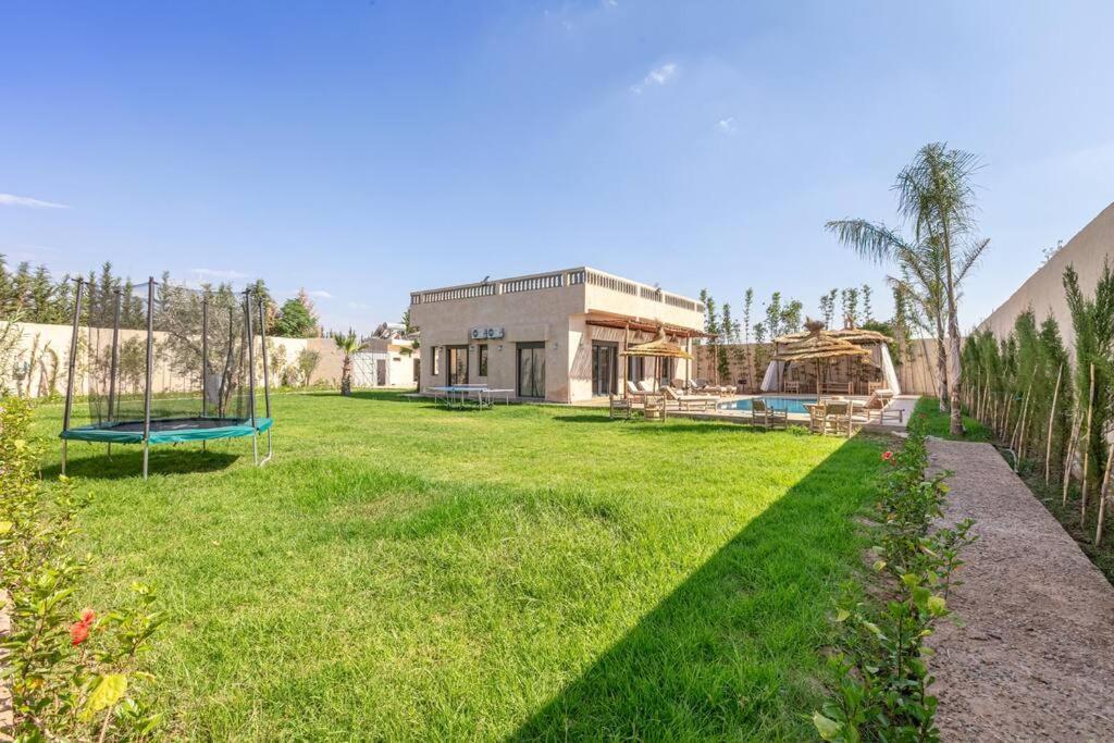 Villa Leila,piscine , Grand Jardin, Jeux , Cuisiniere