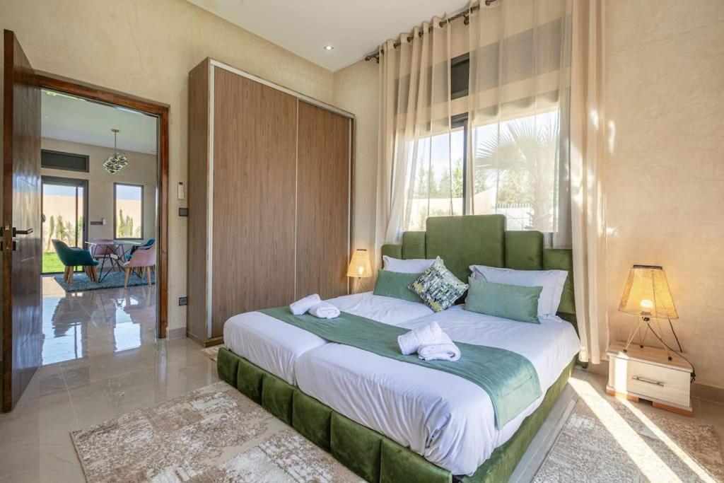 Villa Leila,piscine , Grand Jardin, Jeux , Cuisiniere *