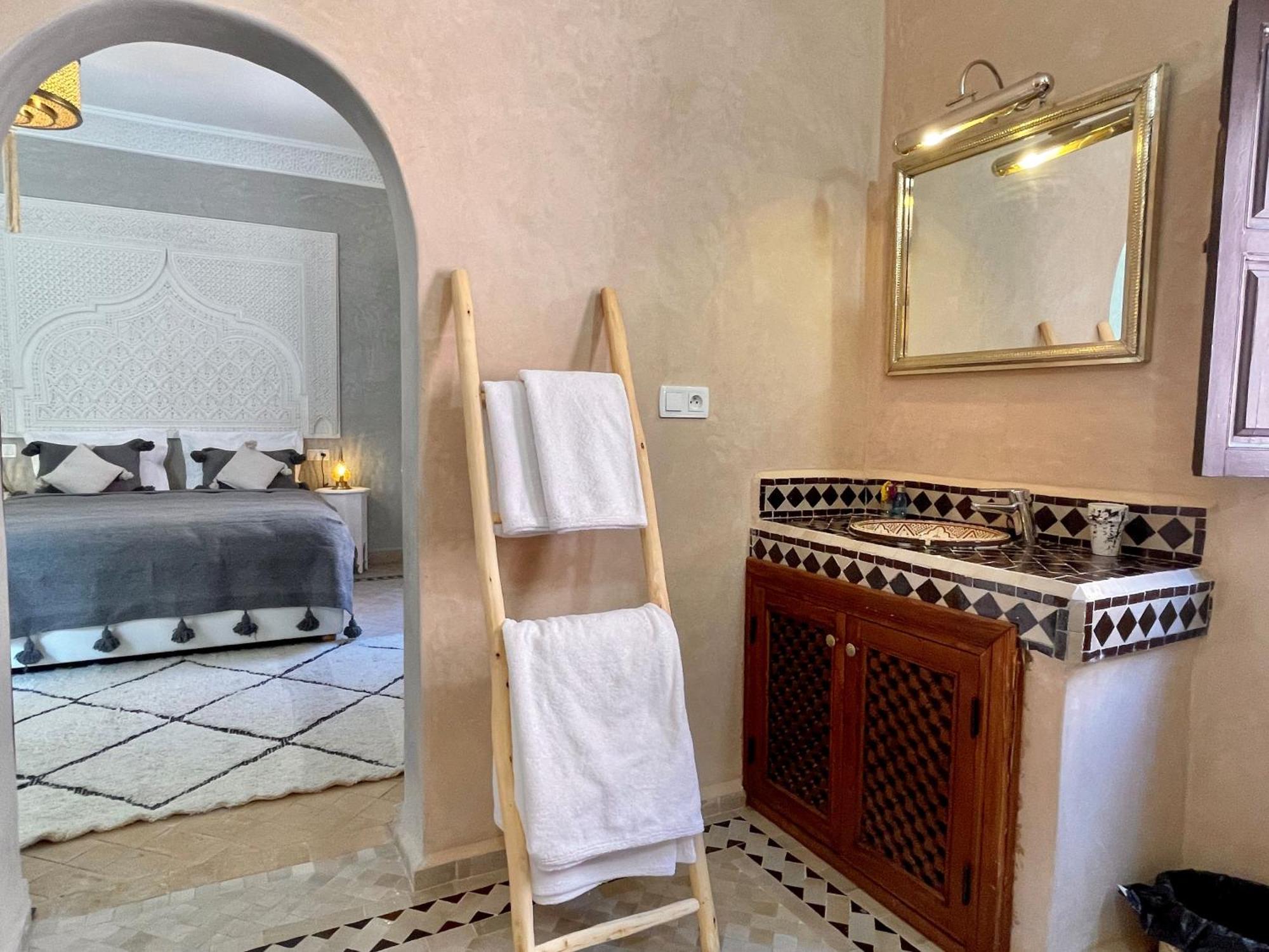 Jolie Riad *