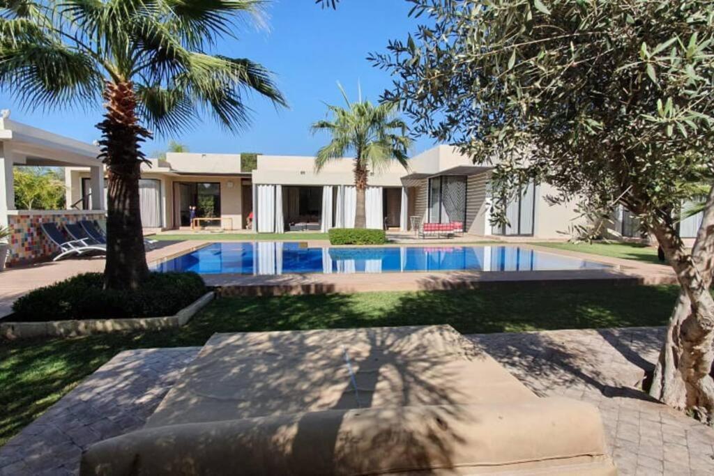 Villa 751, D'architecte, Cuisiniere, Piscine Chauffee Et Services
