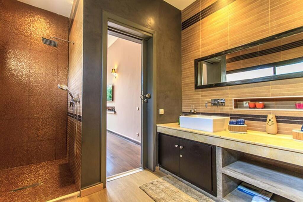751, D'architecte, Cuisiniere, Piscine Chauffee Et Services Marrakesh