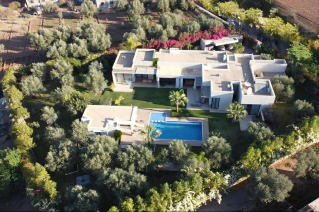 751, D'architecte, Cuisiniere, Piscine Chauffee Et Services *
