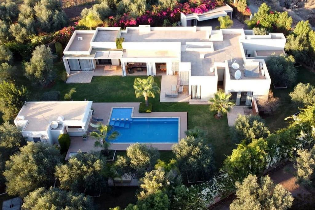 751, D'architecte, Cuisiniere, Piscine Chauffee Et Services *