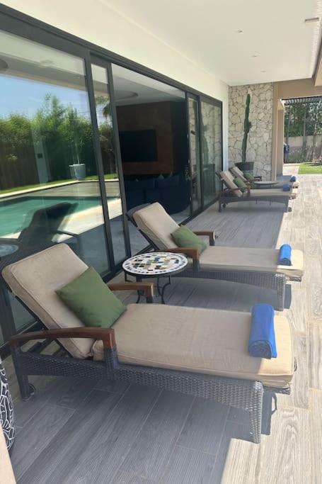 Villa In Marrakech - 5 Suites, Heated Pool, Jacuzzi, Transportation, Volleyball & Padle Court, Complimentary Breakfast *