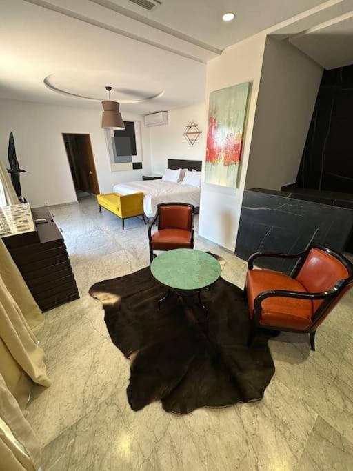 Villa In Marrakech - 5 Suites, Heated Pool, Jacuzzi, Transportation, Volleyball & Padle Court, Complimentary Breakfast *
