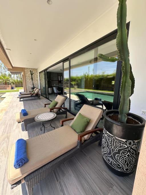 In Marrakech - 5 Suites, Heated Pool, Jacuzzi, Transportation, Volleyball & Padle Court, Complimentary Breakfast