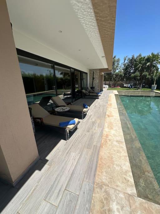 Villa In Marrakech - 5 Suites, Heated Pool, Jacuzzi, Transportation, Volleyball & Padle Court, Complimentary Breakfast