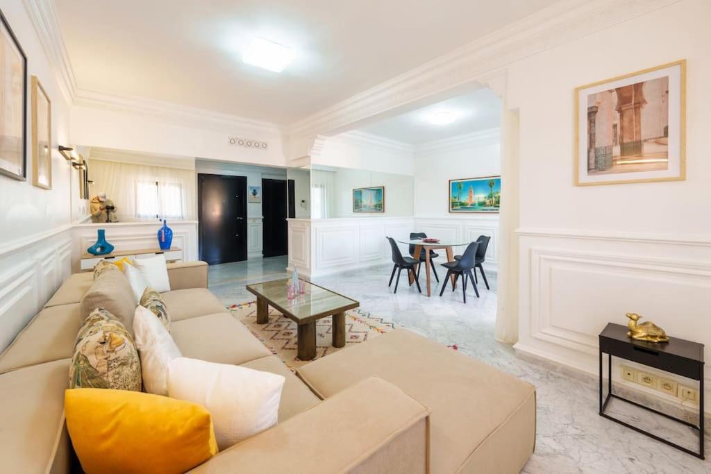 Luxury Place M Avenue Apartment