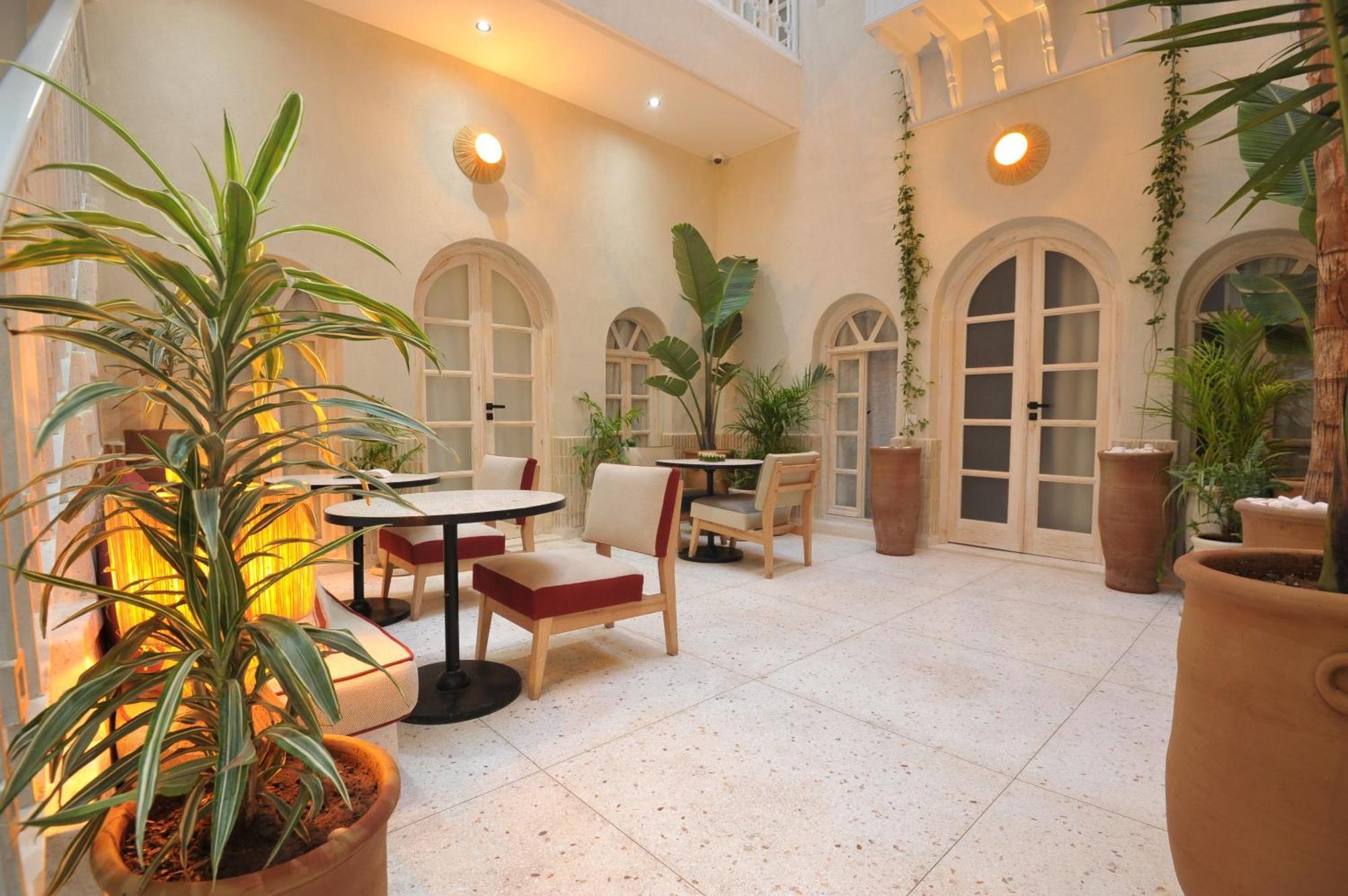 K-white Guest house *