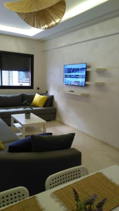 2 Vue Piscine A Gueliz En Face La Gare De Train Marrakech Appartement *