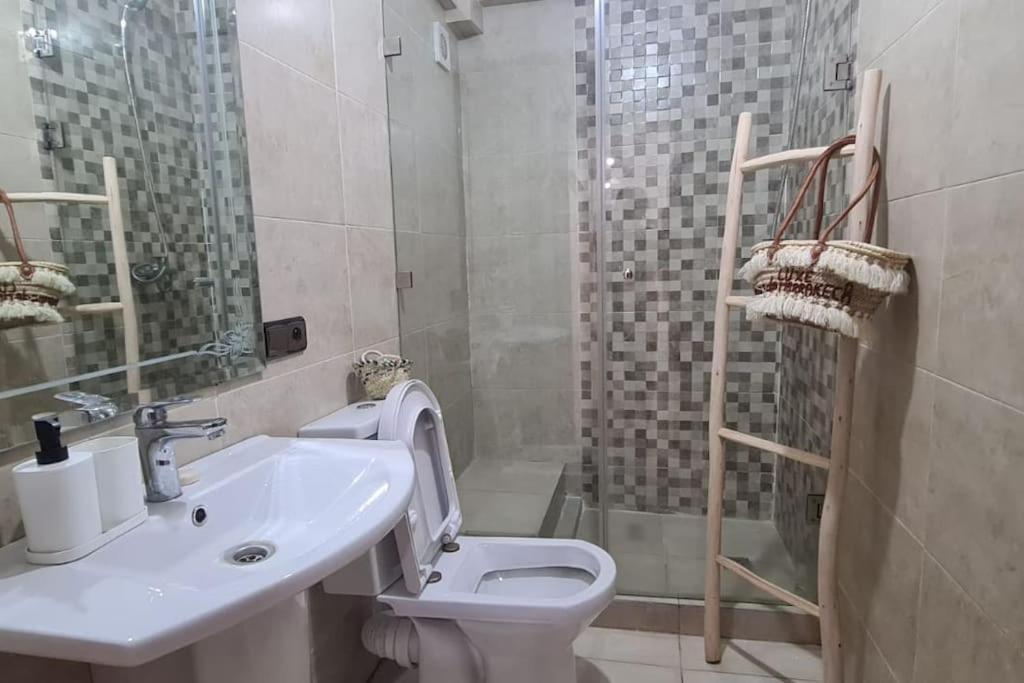 Appartement 2 Vue Piscine A Gueliz En Face La Gare De Train Marrakech *
