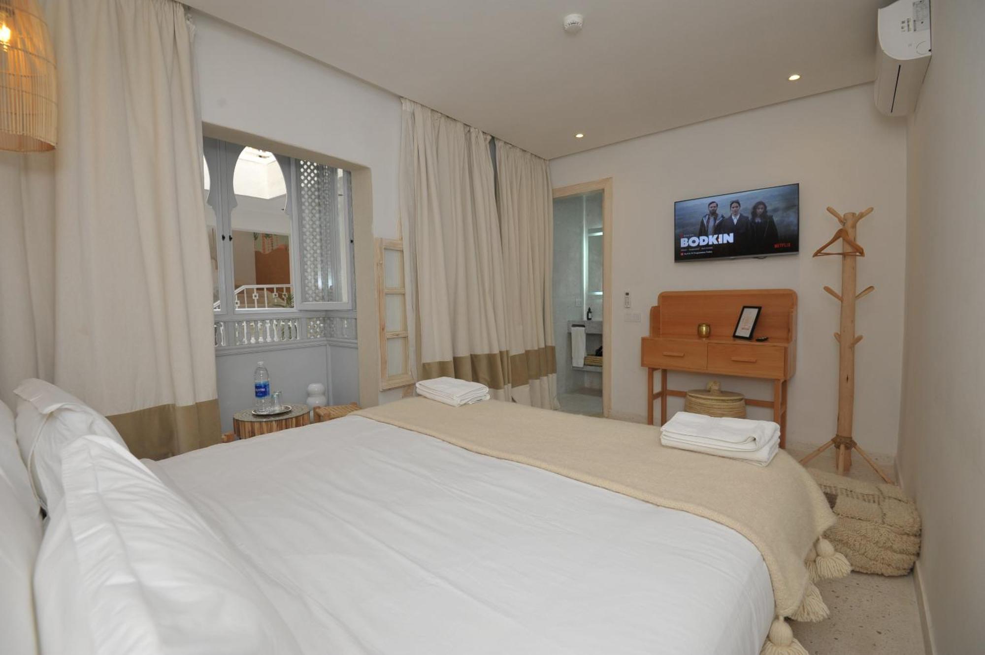K-white Guest house *