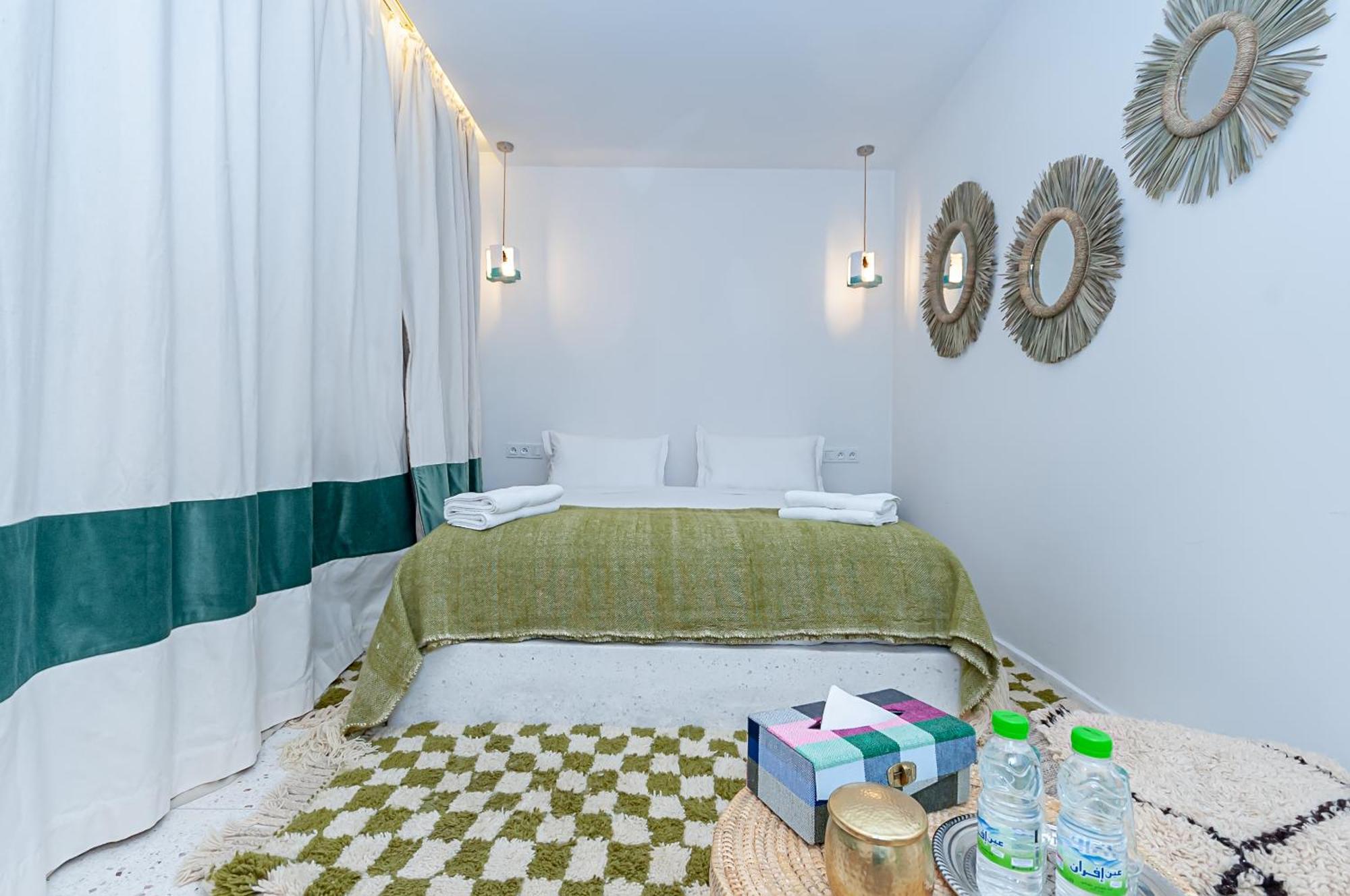 K-white Guest house *