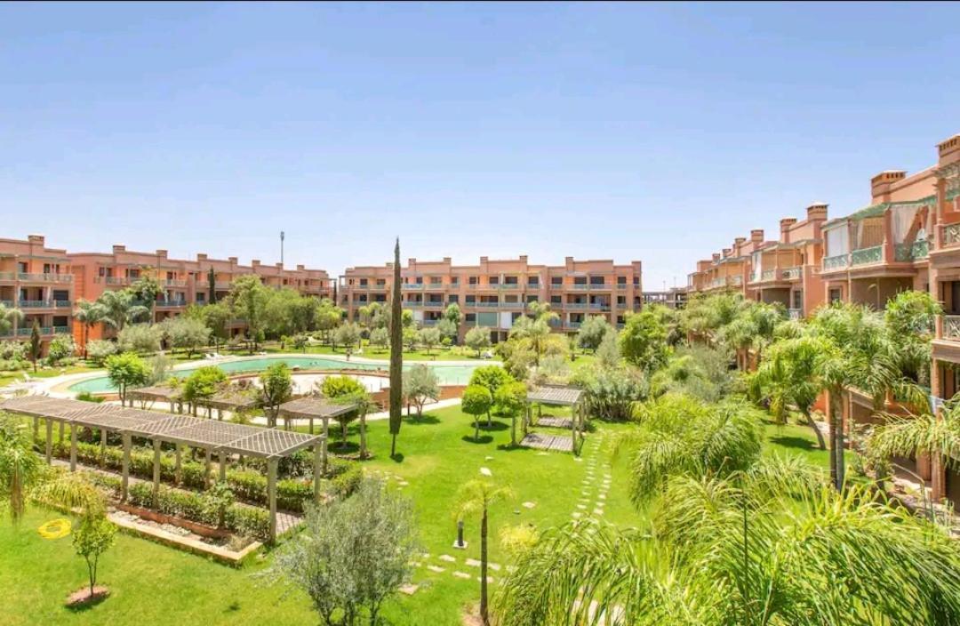 Green Oasis Poolside Luxury App *