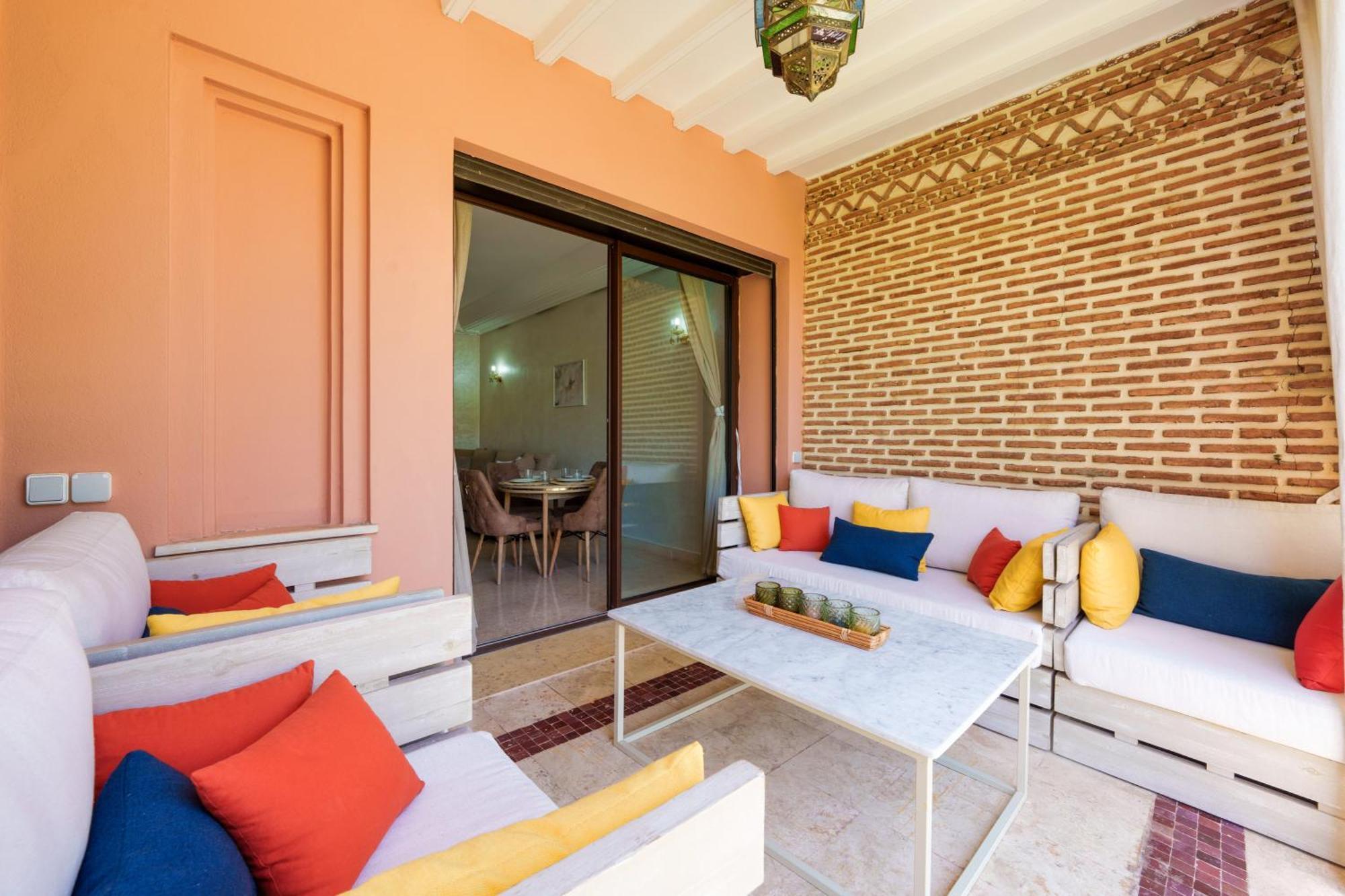 Green Oasis Poolside Luxury App *