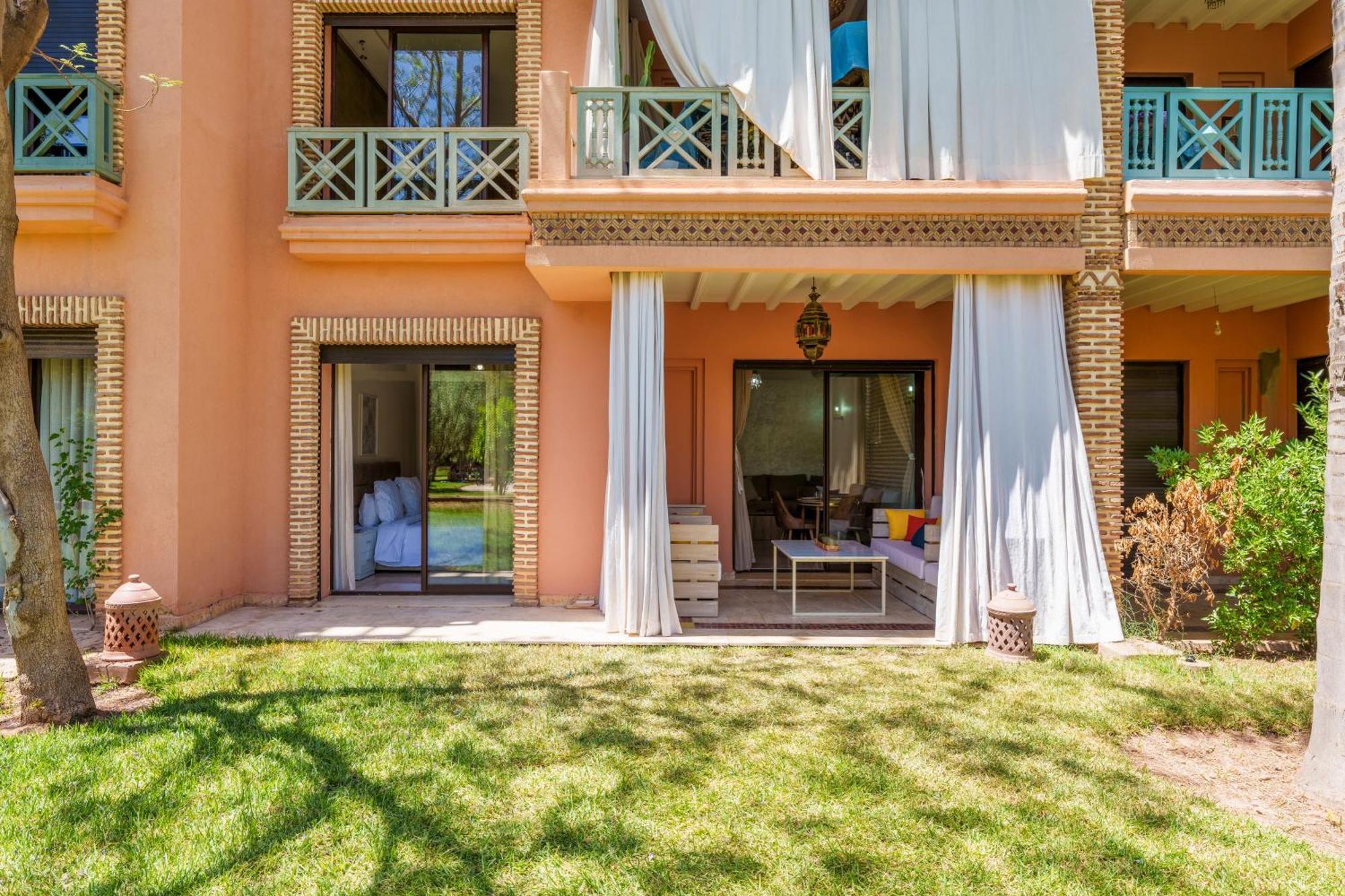 Green Oasis Poolside Luxury App Appartement