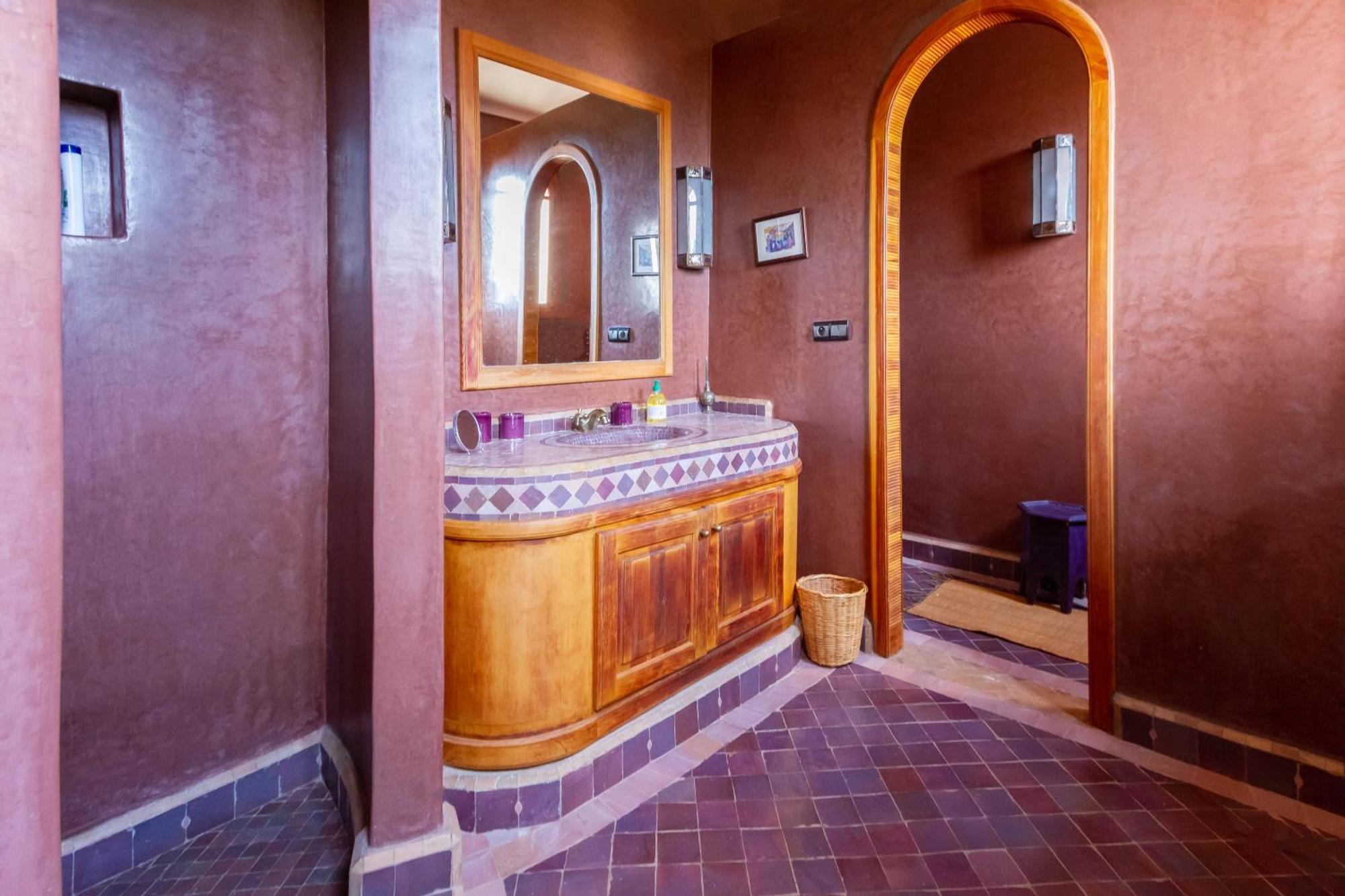 Authentic Family House In The Palm Grove