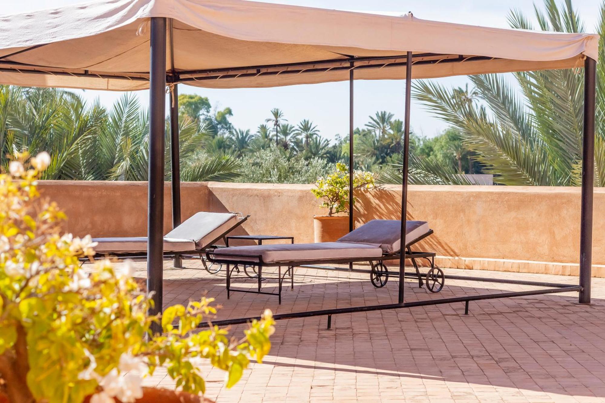 Authentic Family House In The Palm Grove