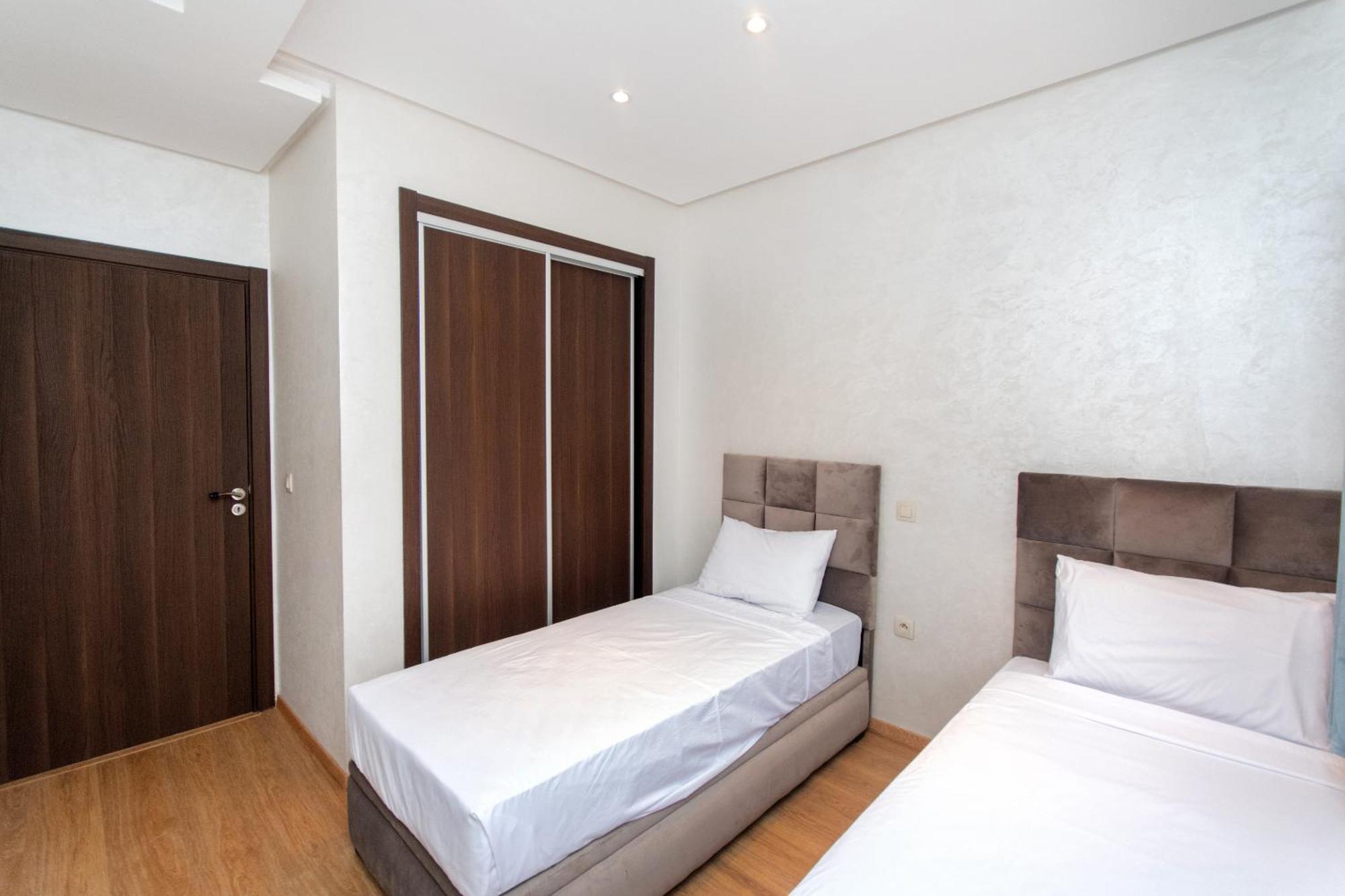 10 Min Menara Airport, Con Piscina Appartement *