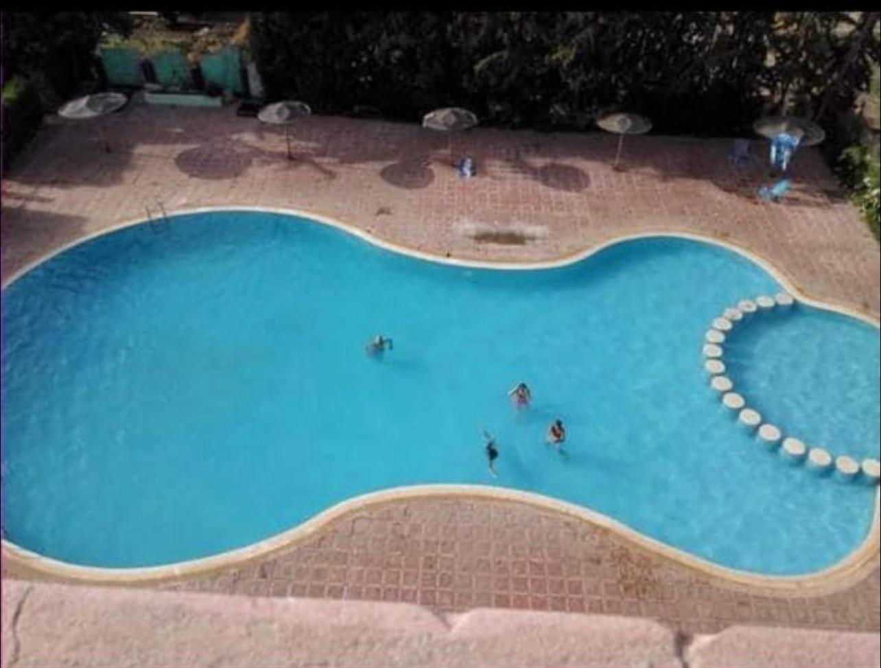 Superbe Equipe En Propre Avec Piscine