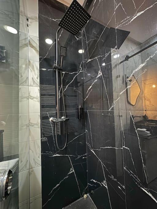 Cozy With Amenities Near Appartement