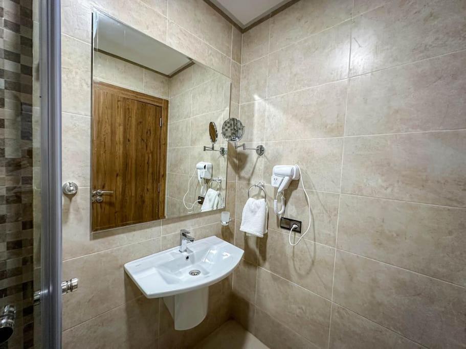 De Luxe Bien Equipe Appartement *