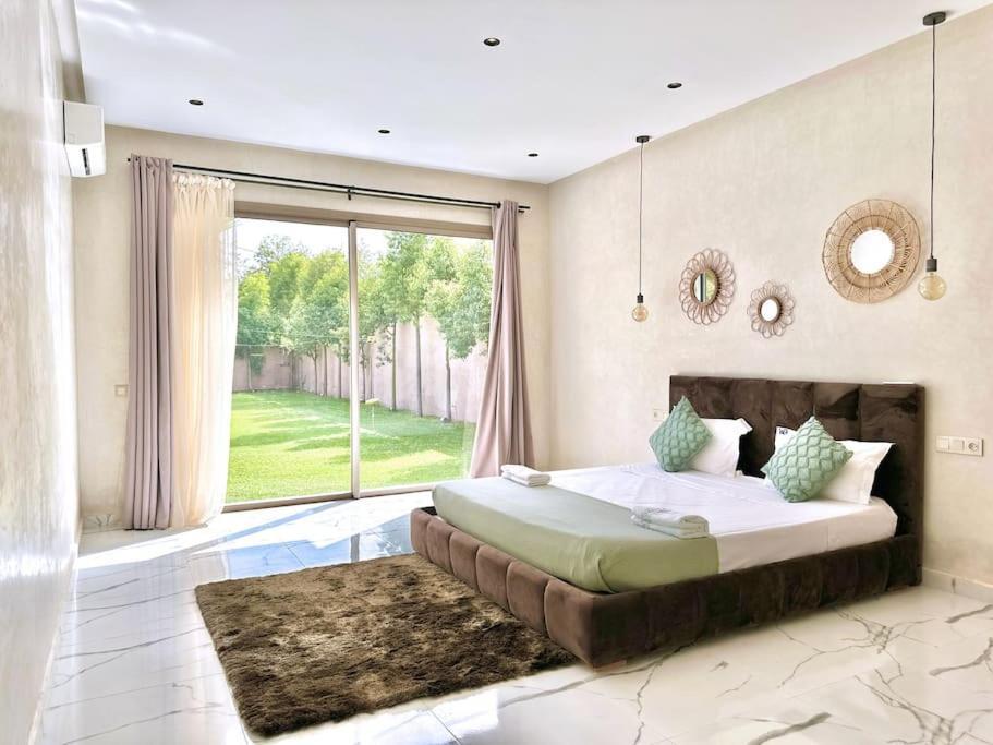 Iris ,moderne & Elegant Avec Piscine &jardin Villa