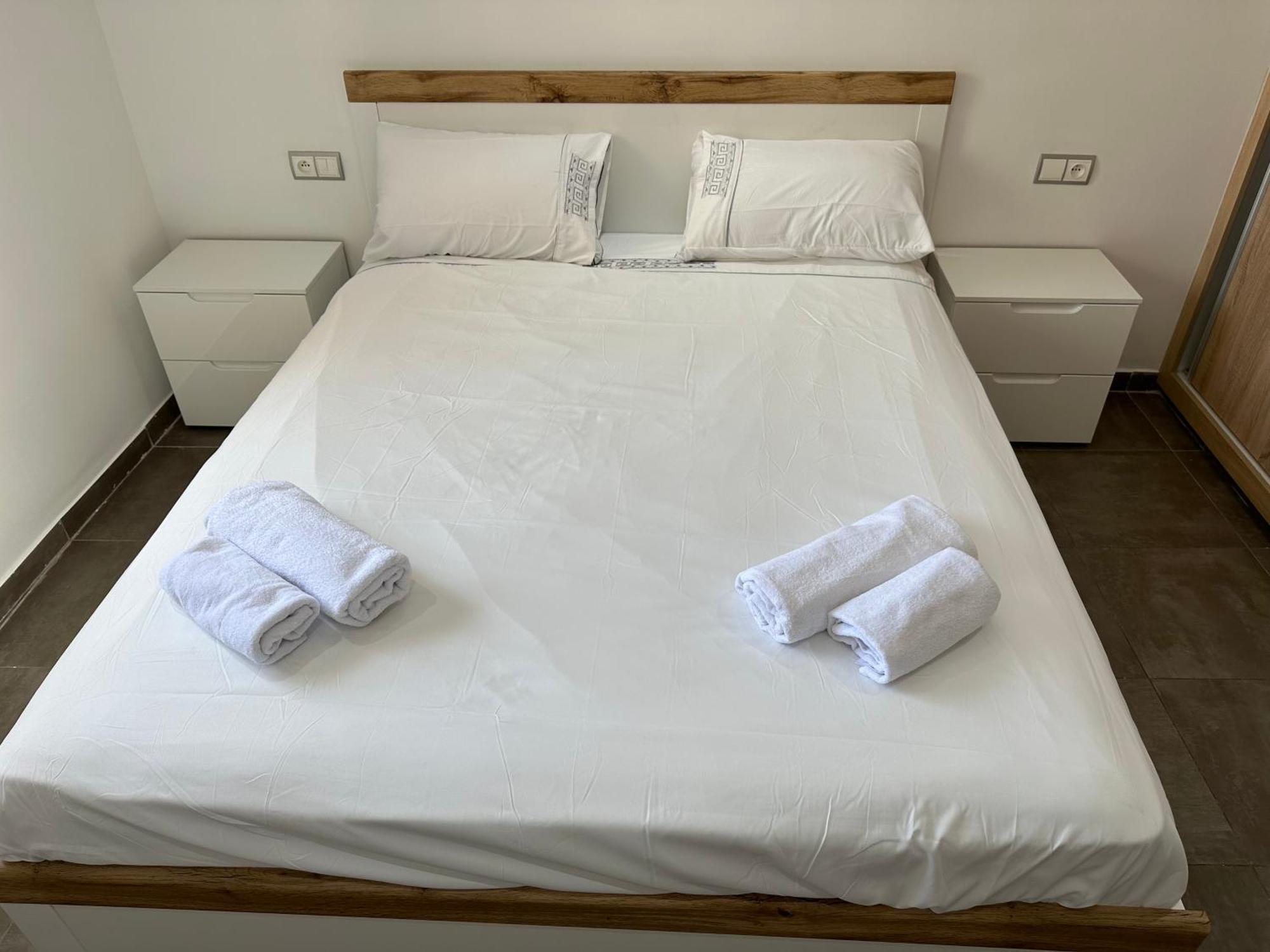 Gorgeous Newly Renovated Apt- Near Restaurant And Shopping Center
