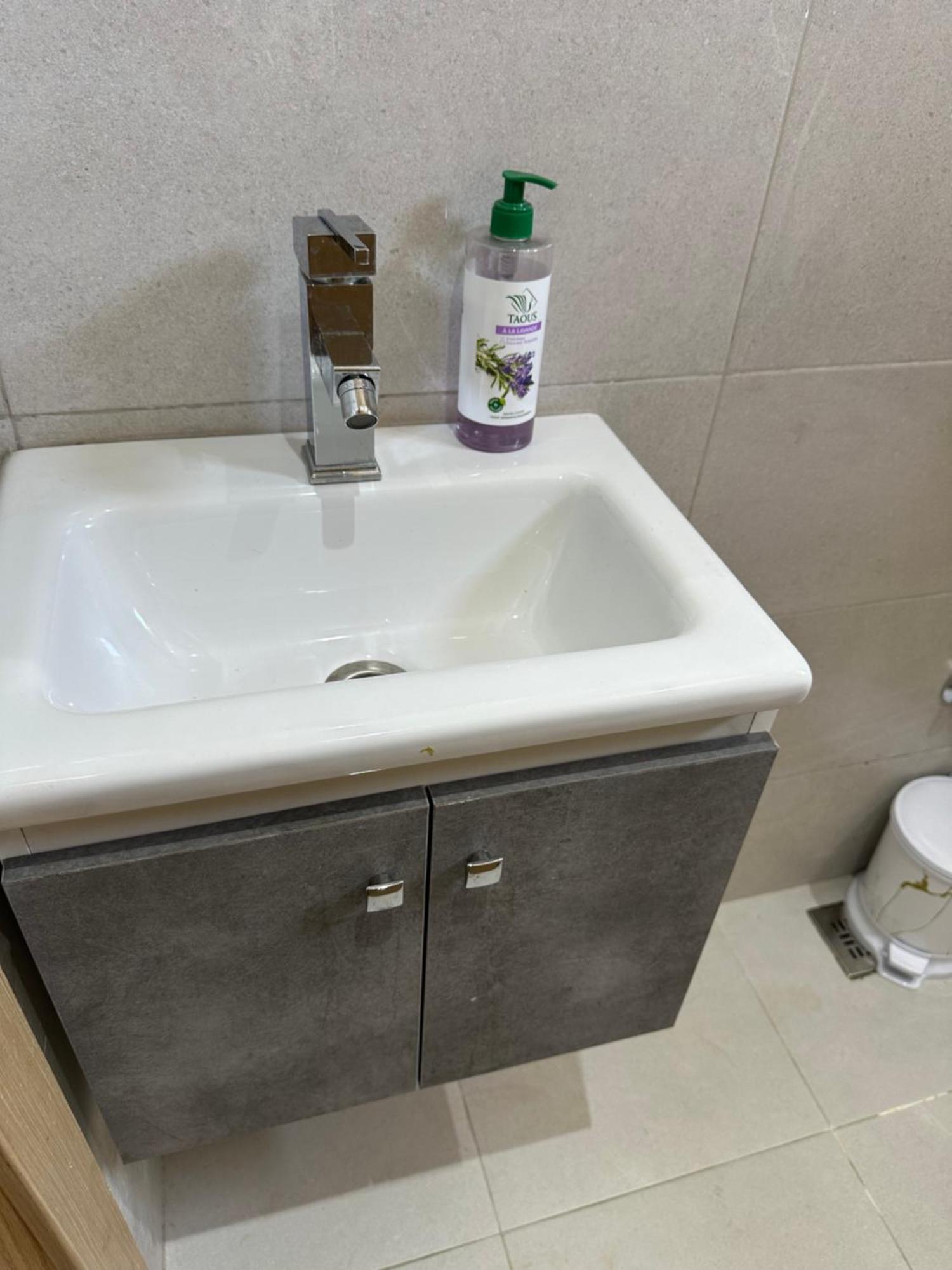 Gorgeous Newly Renovated Apt- Near Restaurant And Shopping Center