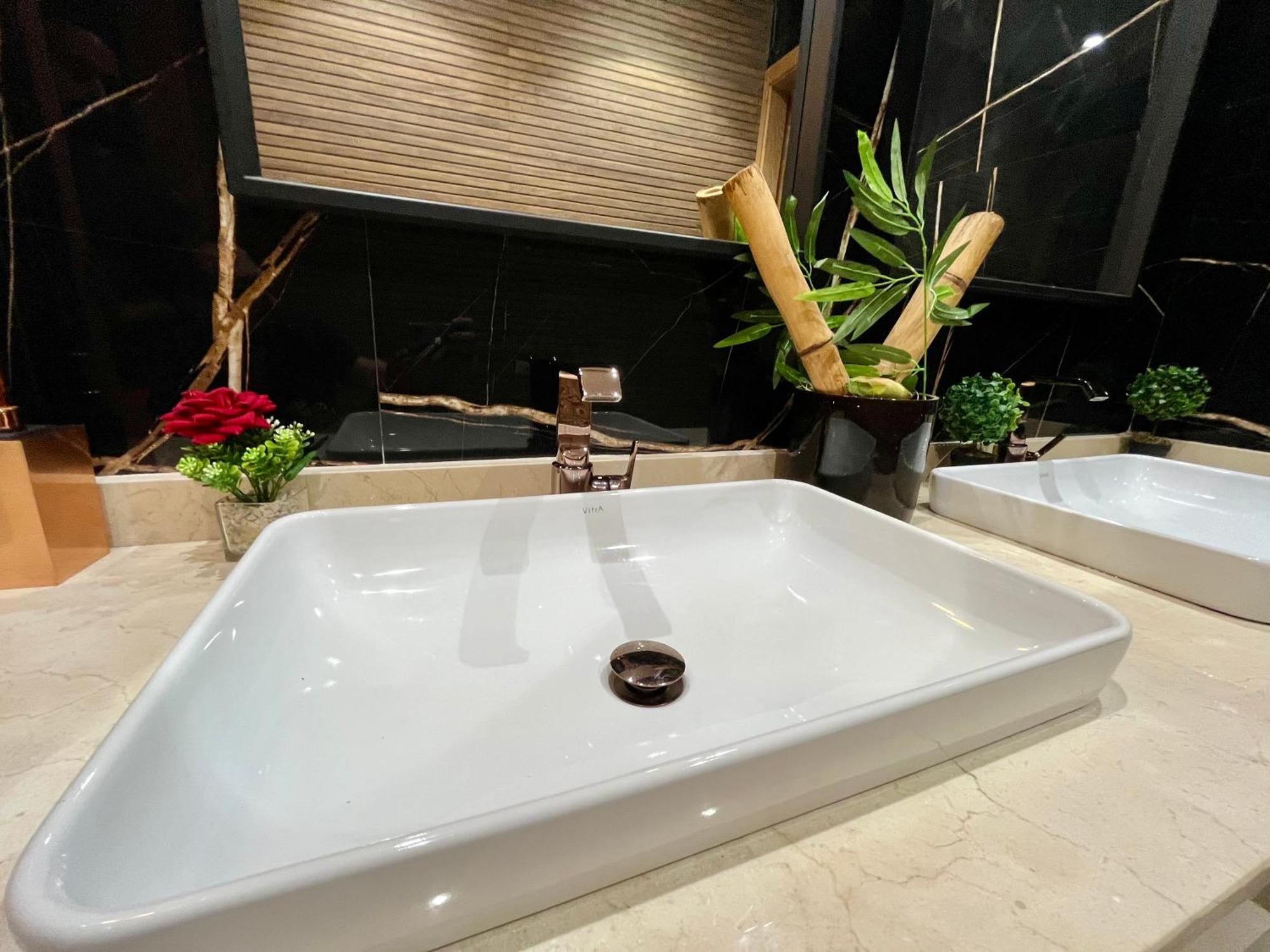 Exotic Vip Family Only -housekeeper ,billard,ping-pong,piscine Privee -chauffee Sur Demande- Villa