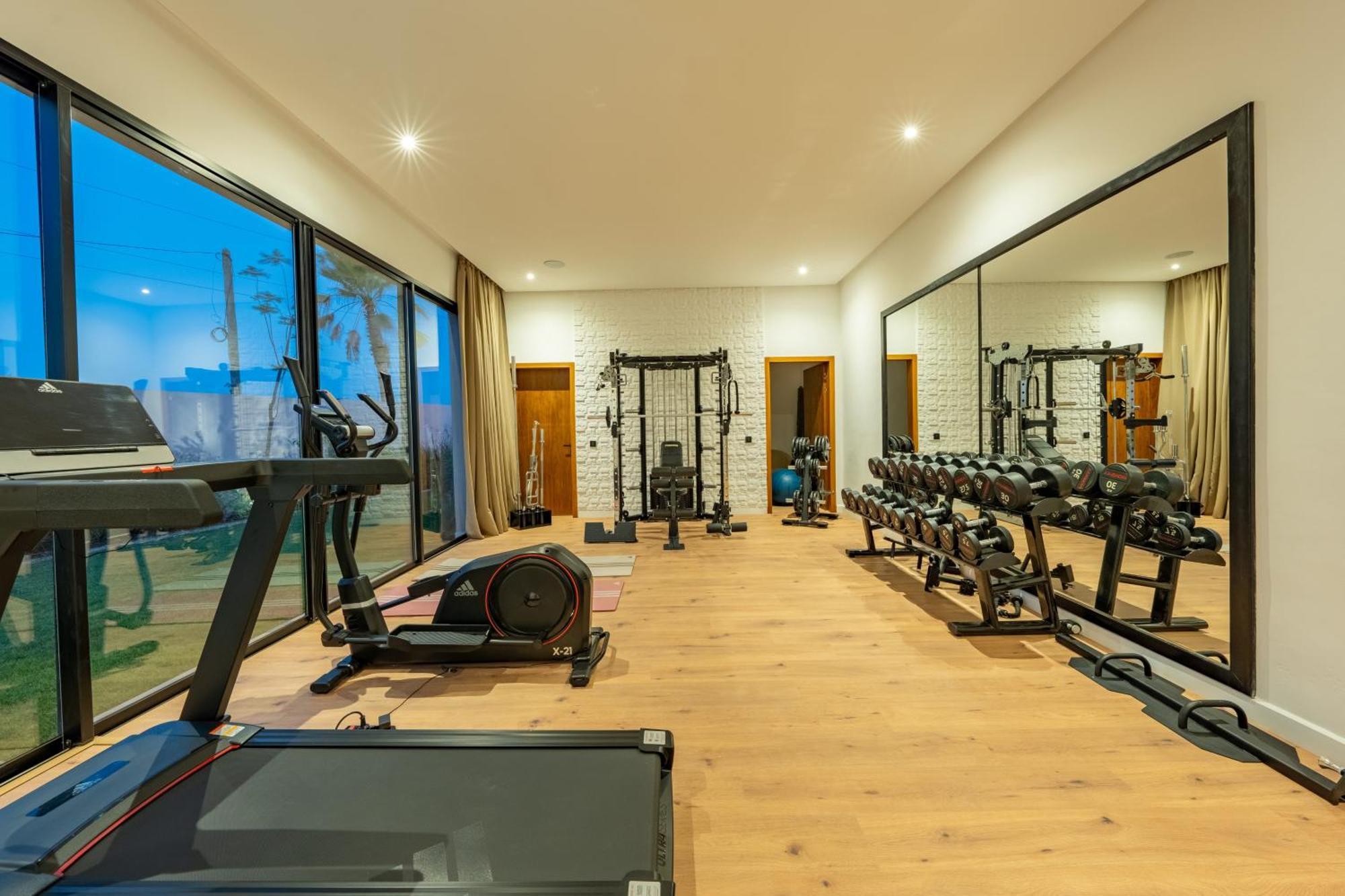 Piscine, Salle De Sport Et Confort Moderne