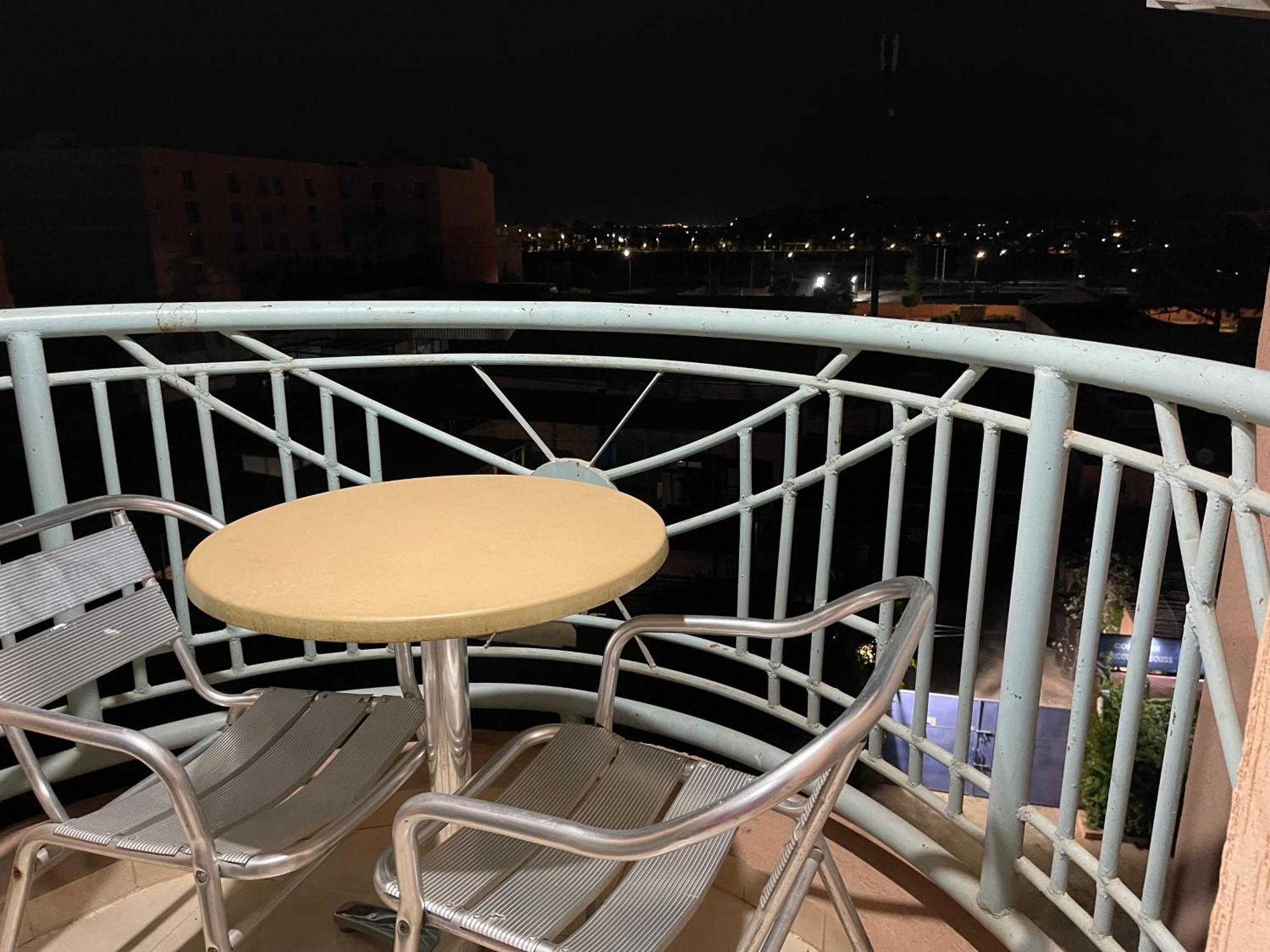 26 Au 4eme Etage Avec Balcon Appartement *
