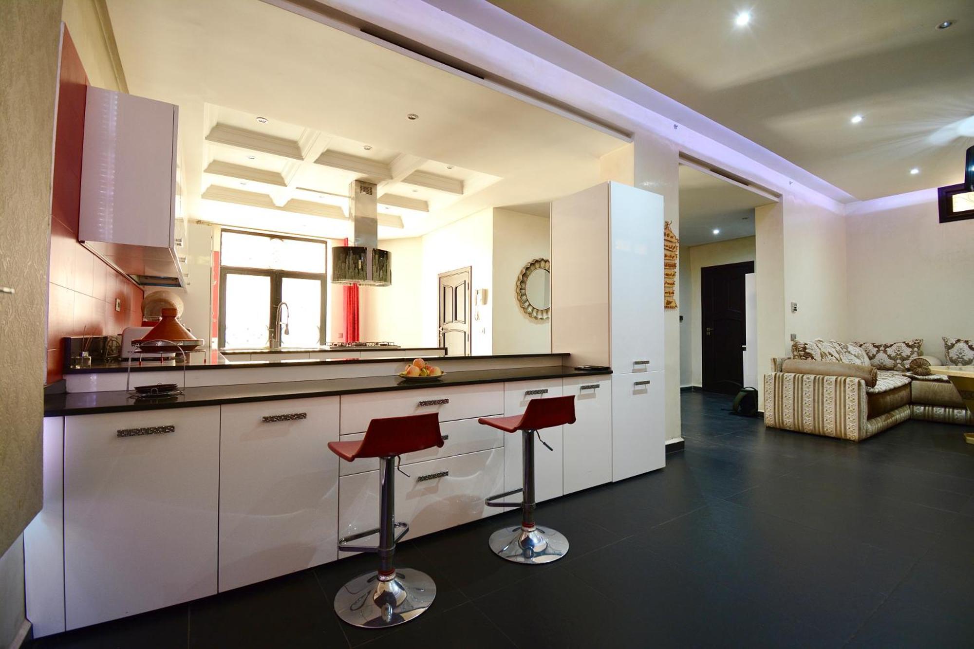 2 King Suites- Pool,ac & Parking-central Location