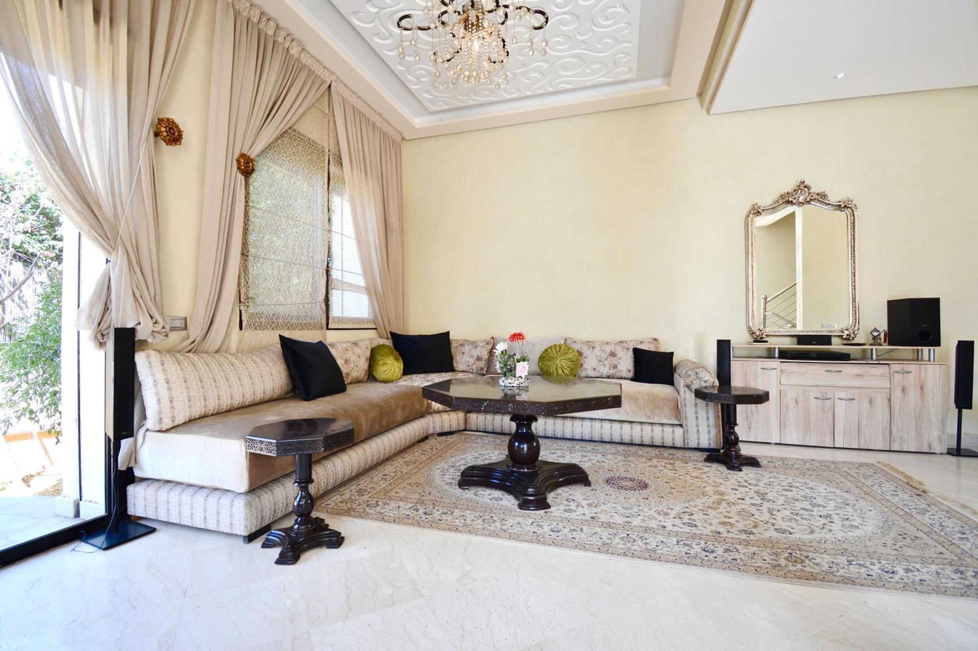2 King Suites- Pool,ac & Parking-central Location